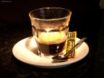 Café puro en vaso de cristal