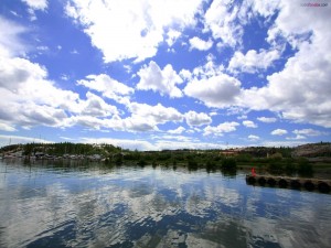 Postal: Nubes reflejadas en el agua