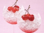 Dos copas con hielo y tres cerezas