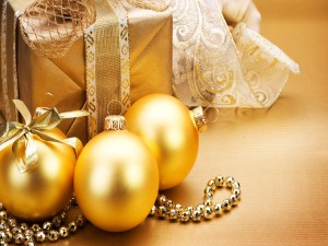 Postal: Bolas doradas y regalos de Navidad