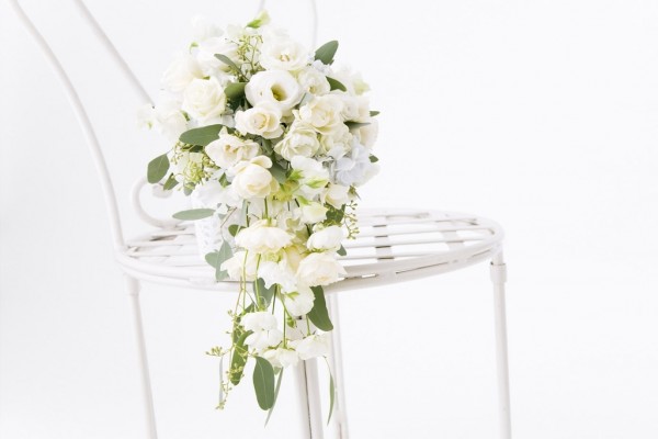 Ramo de rosas blancas para una romántica boda
