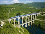 Tren cruzando el Viaducto de Cize-Bolozon (Francia)