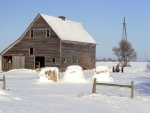 Establo de madera en un paisaje nevado