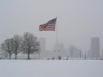 Bandera de Estados Unidos ondeando en un paisaje nevado
