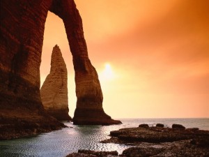 Postal: Puente natural de piedra dentro del mar