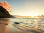 Una playa en la isla de Kauai (Hawai) al atardecer