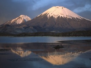 Volcán Parinacota y Lago Chungará, en la frontera de Chile y Bolivia