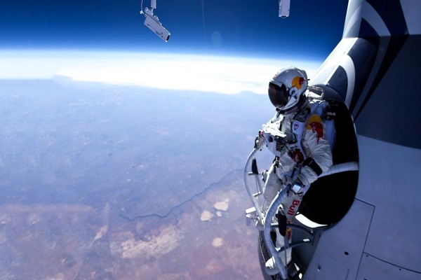 Felix Baumgartner a punto de saltar de la cápsula de la misión Red Bull Stratos