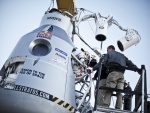 Felix Baumgartner entrando en la cápsula de la misión Red Bull Stratos
