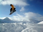 Un gran salto de snowboard