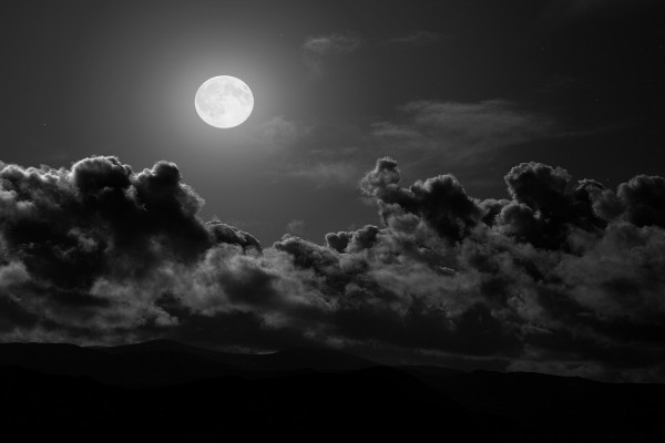 Luna llena en una noche oscura