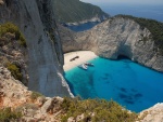 Cala de aguas azules en la isla de Zante (o Zacinto), Grecia