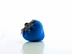 Una fresa azul