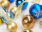 Bolas doradas y azules para adornar la Navidad