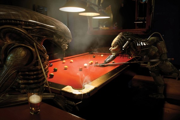 Alien y Predator jugando una partida de billar