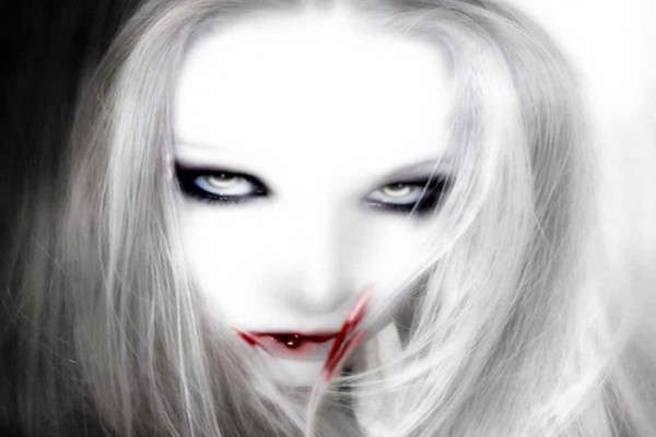 Vampiresa con la boca sangrienta