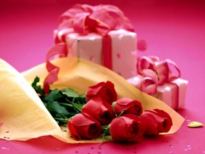 Rosas rojas y cajas de regalo