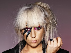 Lady Gaga con el rostro pintado