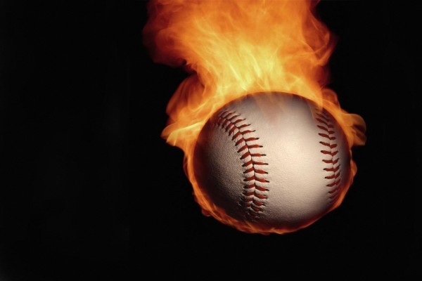 Bola de béisbol en llamas