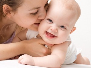 Postal: Mamá le da un beso a su bebé
