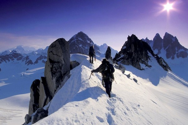 Alpinistas en lo alto de la montaña
