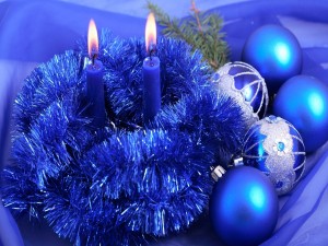 Velas y adornos navideños azules