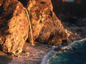 Postal: Cascada hacia el mar entre dos rocas, Julia Pfeiffer Burns State Park (California)