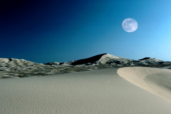 Luna llena sobre el desierto