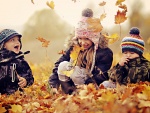 Niños jugando sobre hojas secas