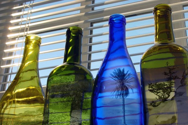 Botellas de colores con paisajes dentro