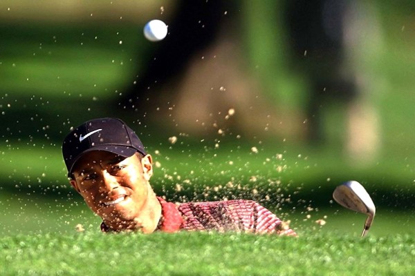 Tiger Woods golpeando la bola
