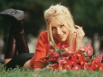 Christina Aguilera en un parque con flores