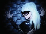 Lady Gaga de espaldas, vestida de cuero y con gafas de sol