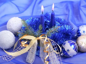 Postal: Bolas y velas para adornar en Navidad