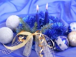 Bolas y velas para adornar en Navidad