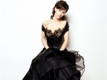 La actriz Jennifer Love Hewitt con un vestido negro de encaje
