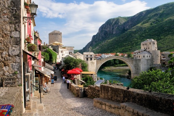 Puente de Mostar sobre el río Neretva (Mostar, Bosnia y Herzegovina)