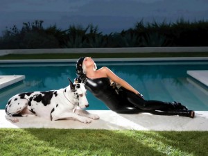 Postal: Lady Gaga con un perro en la piscina