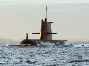 Submarino emergiendo del mar