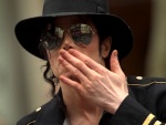Michael Jackson lanzando un beso a sus fans