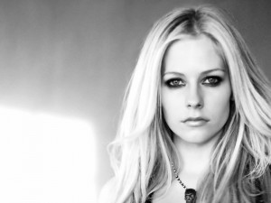 Foto de Avril Lavigne en blanco y negro