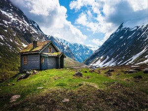 Postal: Una cabaña en las montañas noruegas
