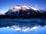 Cordillera reflejada en el agua azul