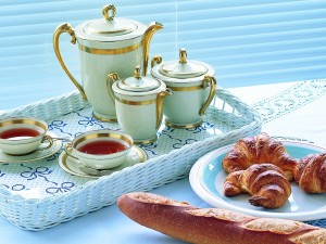 Postal: Desayuno con té, pan y cruasanes