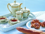 Desayuno con té, pan y cruasanes