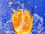 Naranja en un vaso de agua