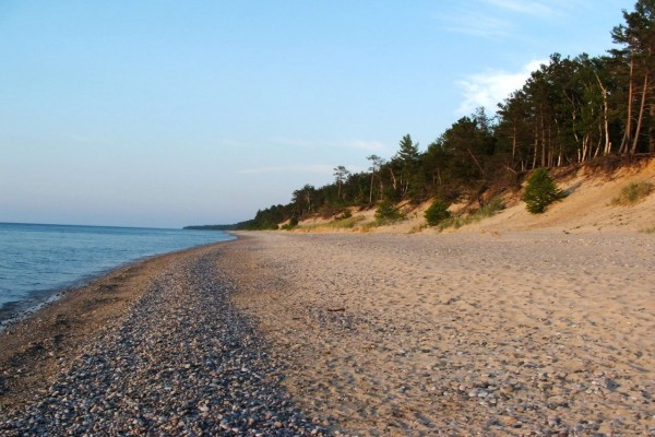 Playa de arena y piedras
