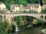 Puente en Saint-Chély-du-Tarn (Francia)