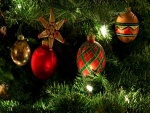 Adornos y lucecitas en el árbol de Navidad