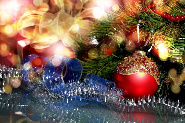 Pino de Navidad decorado con bolas y lazos